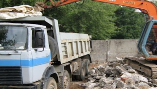 Вывоз строительного мусора с участка в Людиново недорого от 1544 руб. | 2Землекопа-Люд